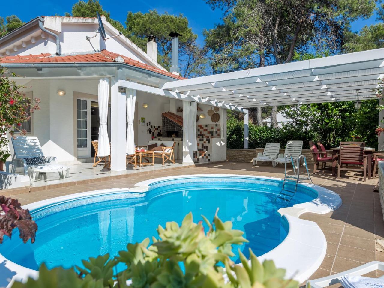 Spacious Holiday Home In Molat With Pool Brgulje Exterior photo