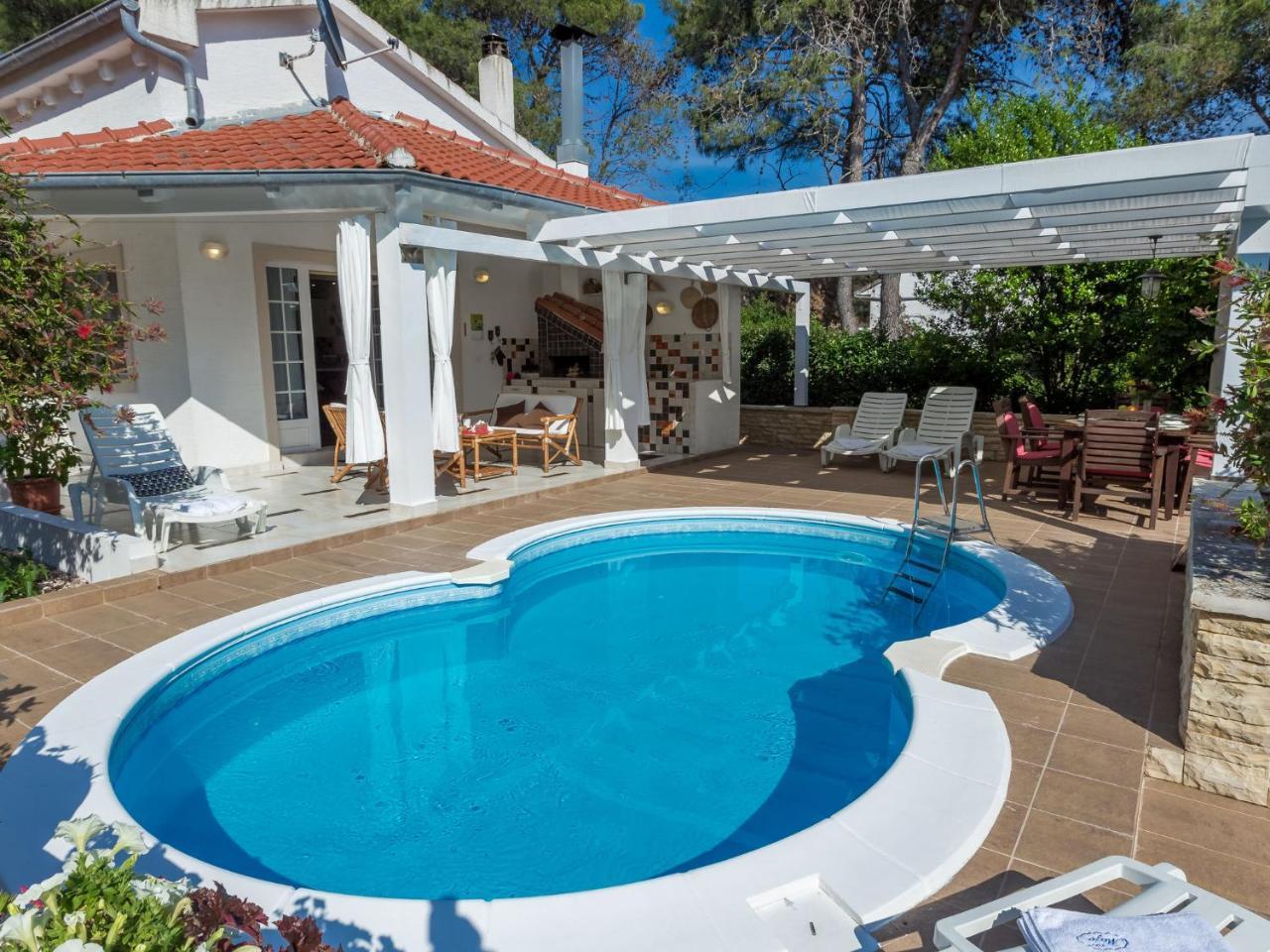 Spacious Holiday Home In Molat With Pool Brgulje Exterior photo