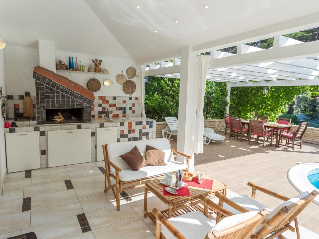Spacious Holiday Home In Molat With Pool Brgulje Exterior photo